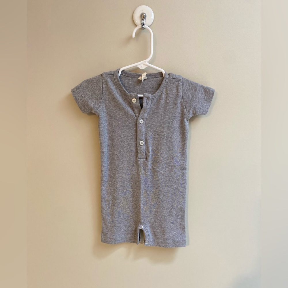 ⚫️5 for $25!⚫️ NWOT-Kate quinn brand button down/snap romper